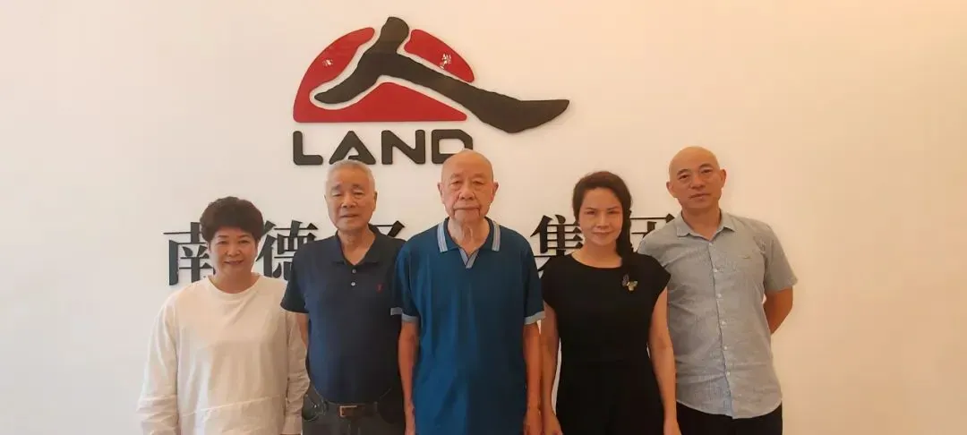 一场跨越时代的企业家对话:潘董与牟其中先生的南德之约